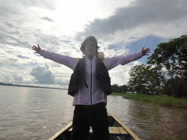 Navegando por el río Amazonas, en un punto donde se unen Colombia, Brasil y Perú.